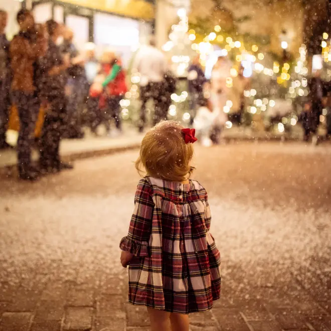 Beemok girl standing in the evening in front of a tree